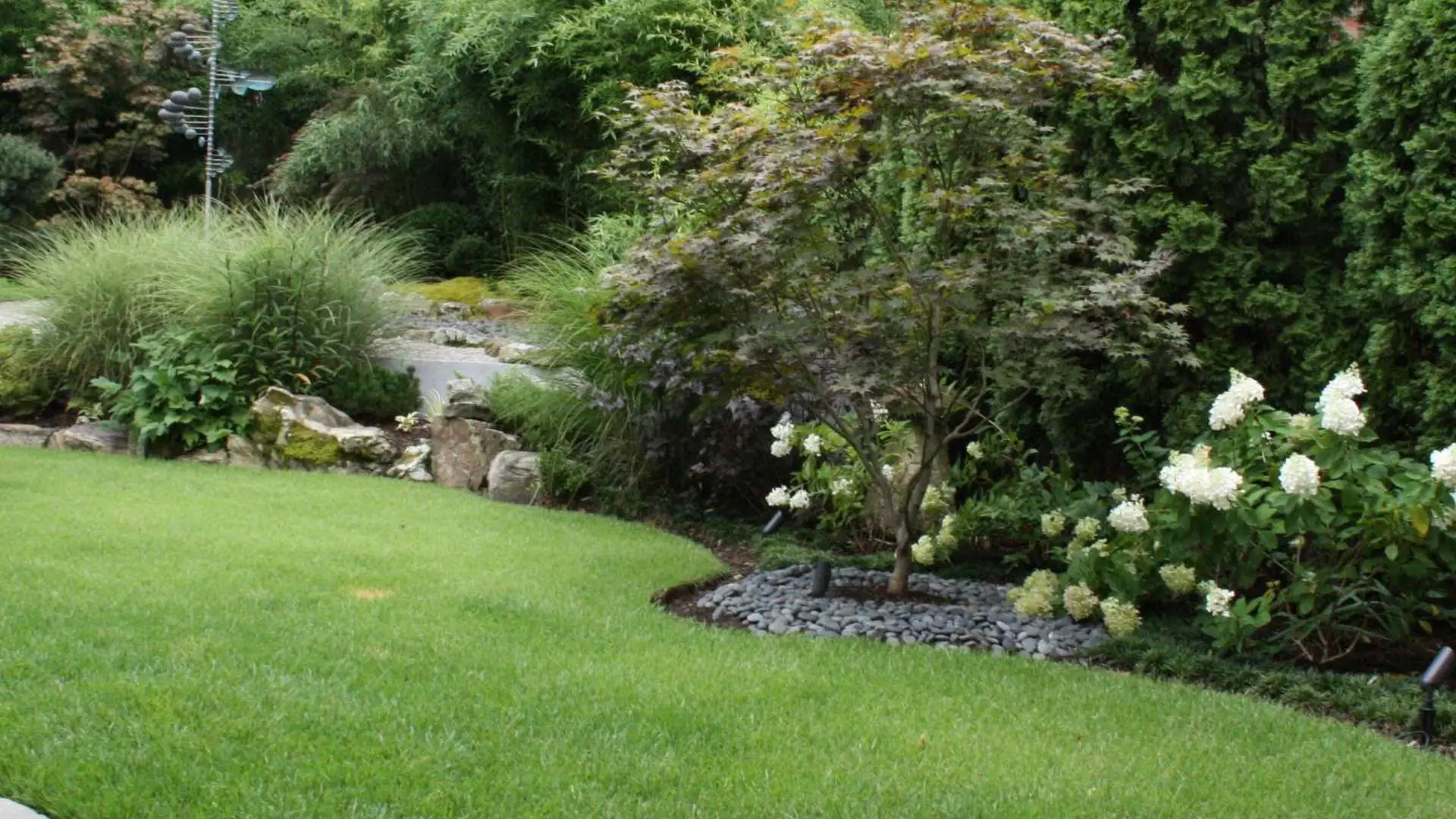 Green lawn with landscaping in Shelby County, TN.