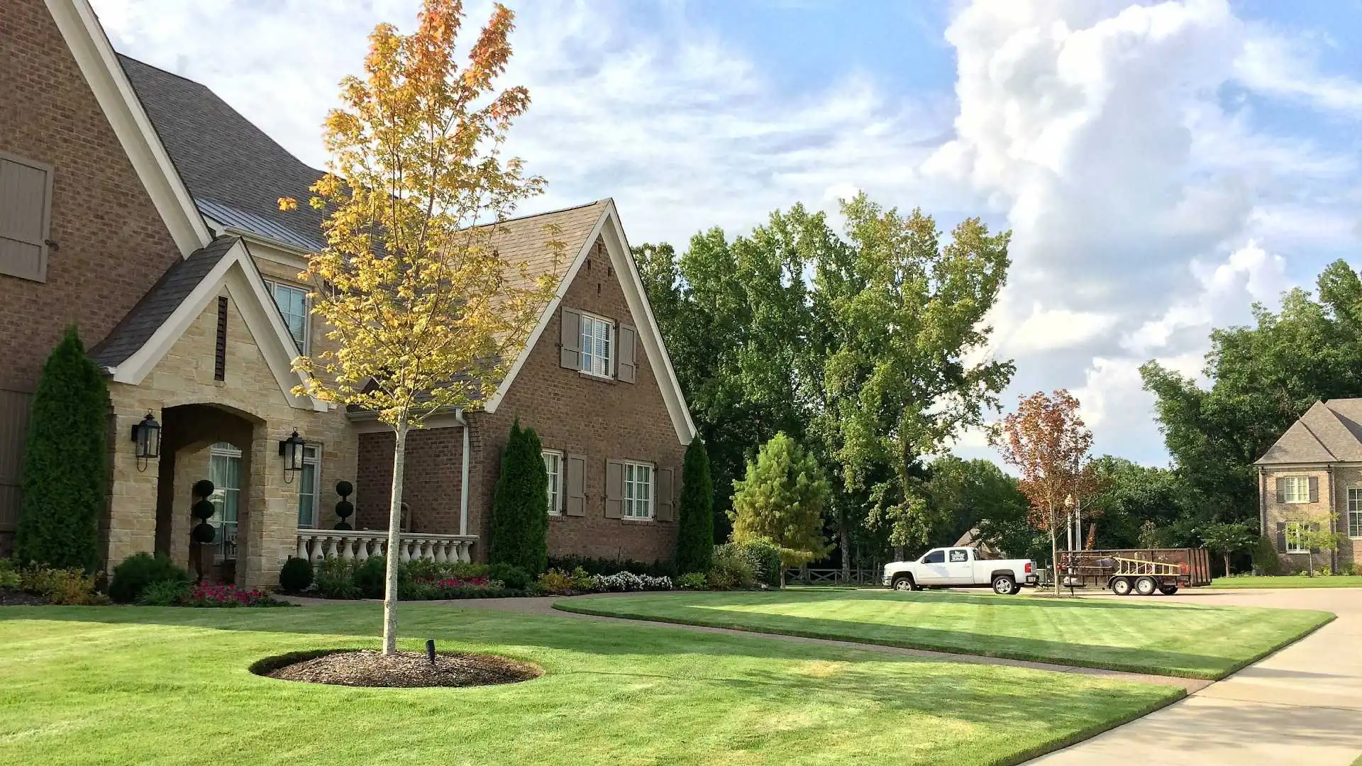 Home front with healthy lawn after services in Central Gardens, TN.