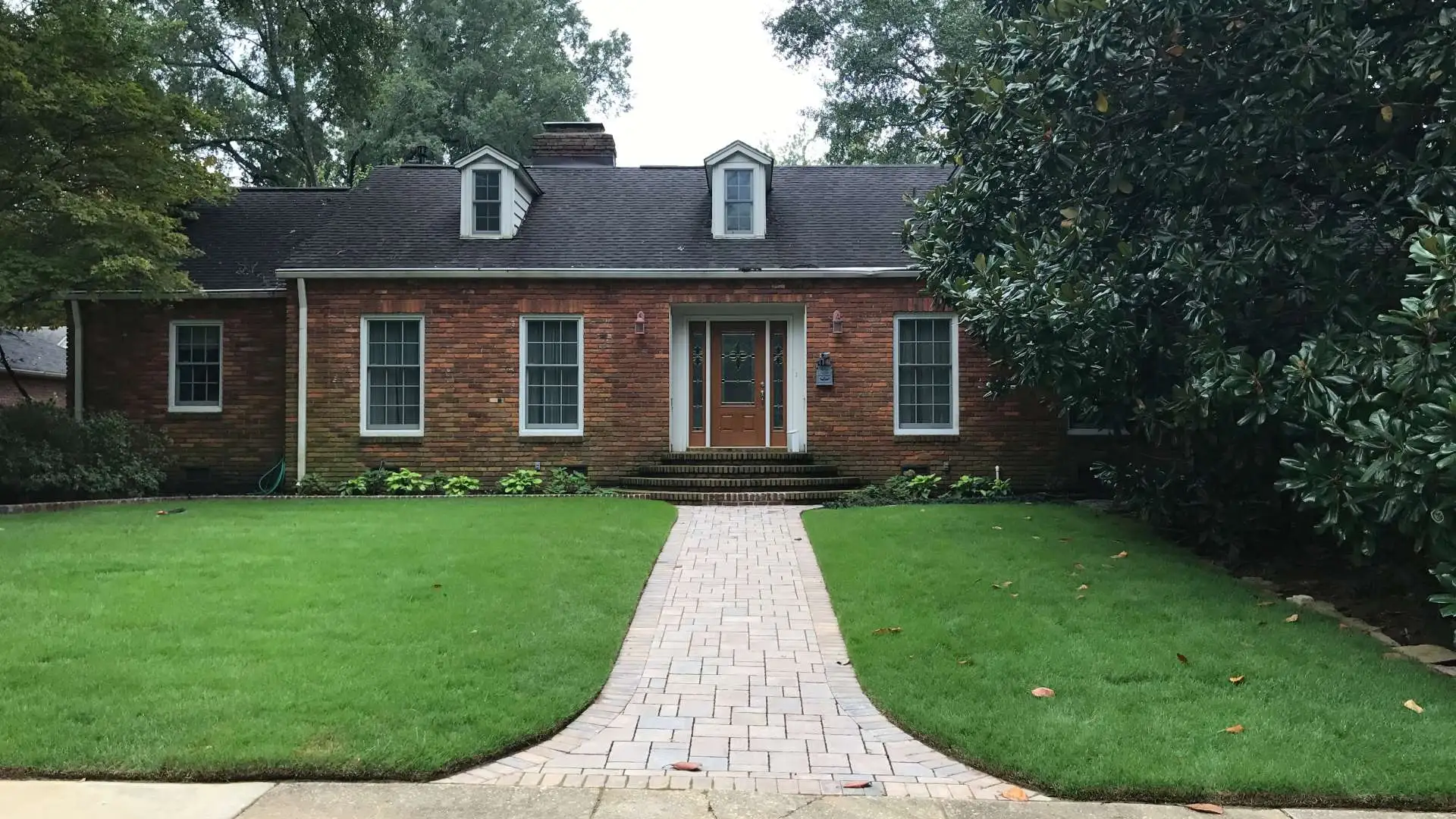 Home front with green lawn in High Point Terrace, TN.