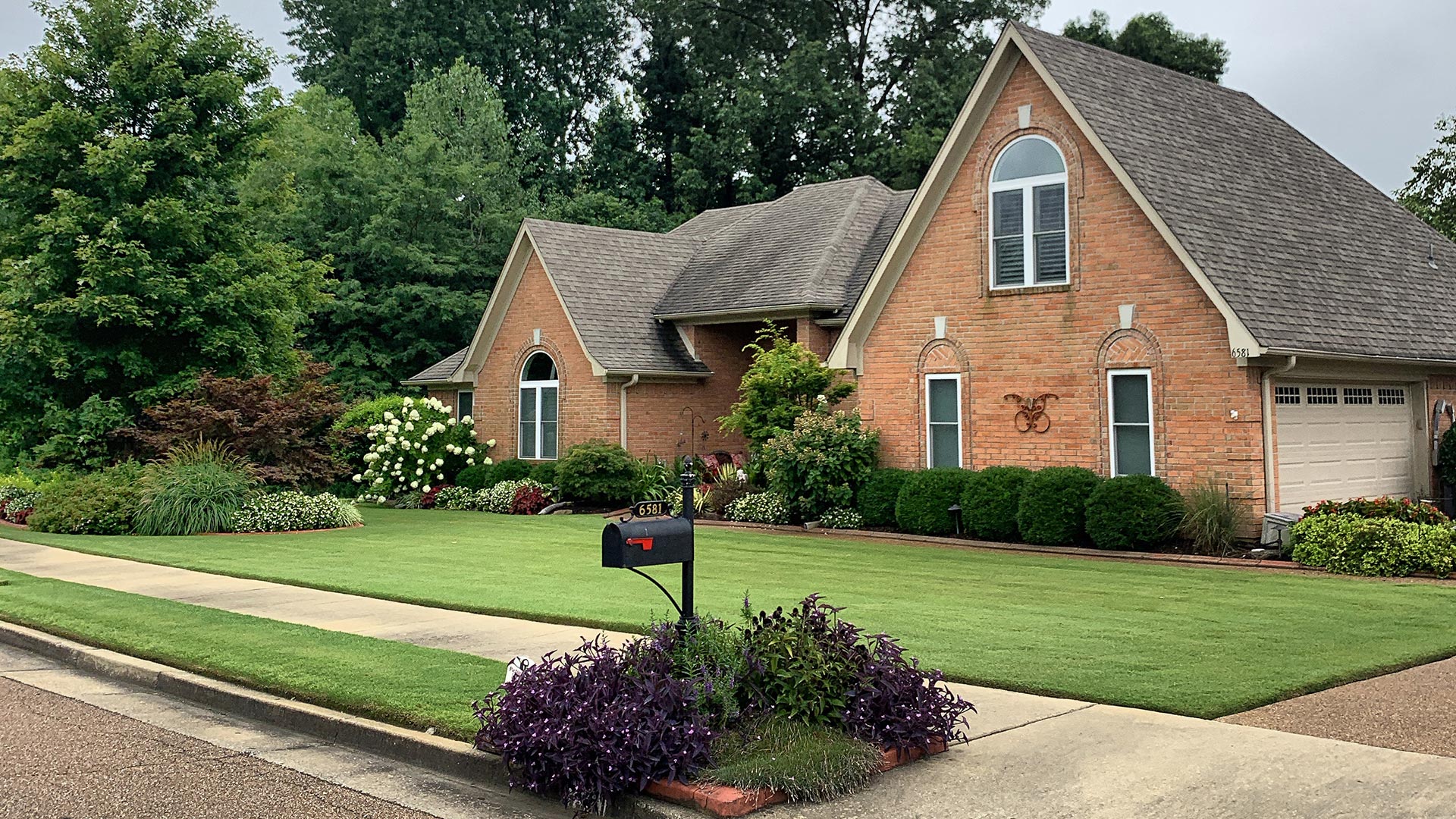 A home in Oakland, TN with regular lawn and landscaping services. 