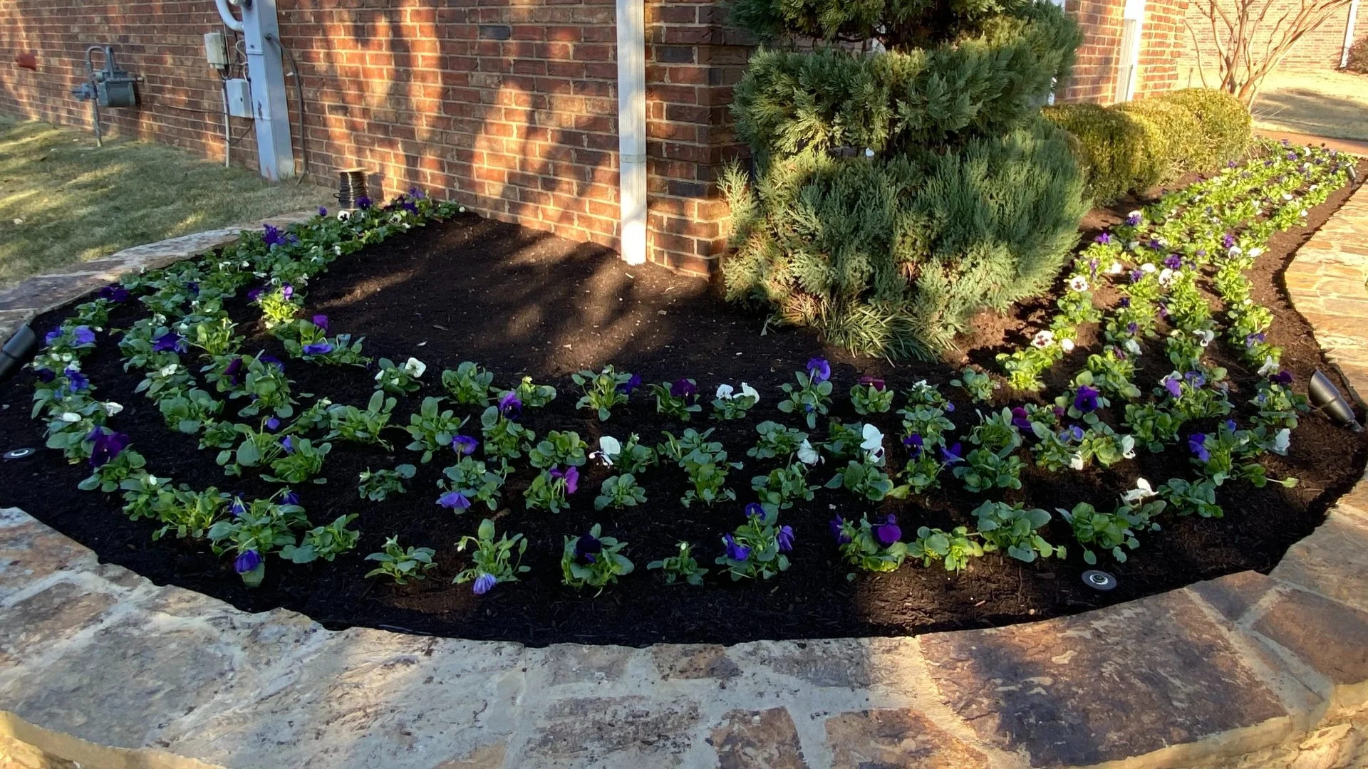 3 Effective Ways to Keep Your Landscape Beds Free of Weeds