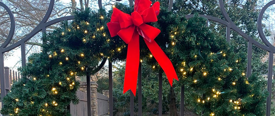 Holiday wreath with lights and red bow near Lakeland, TN.